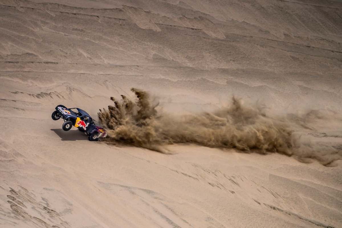 Nasser Al Attiyah und Jorge Lorenzo verschwinden in einer Staubwolke