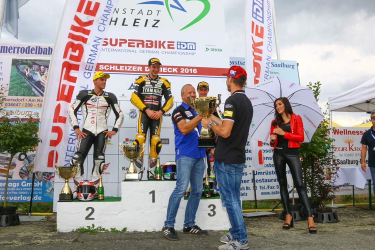 ...bei der Pokalübergabe