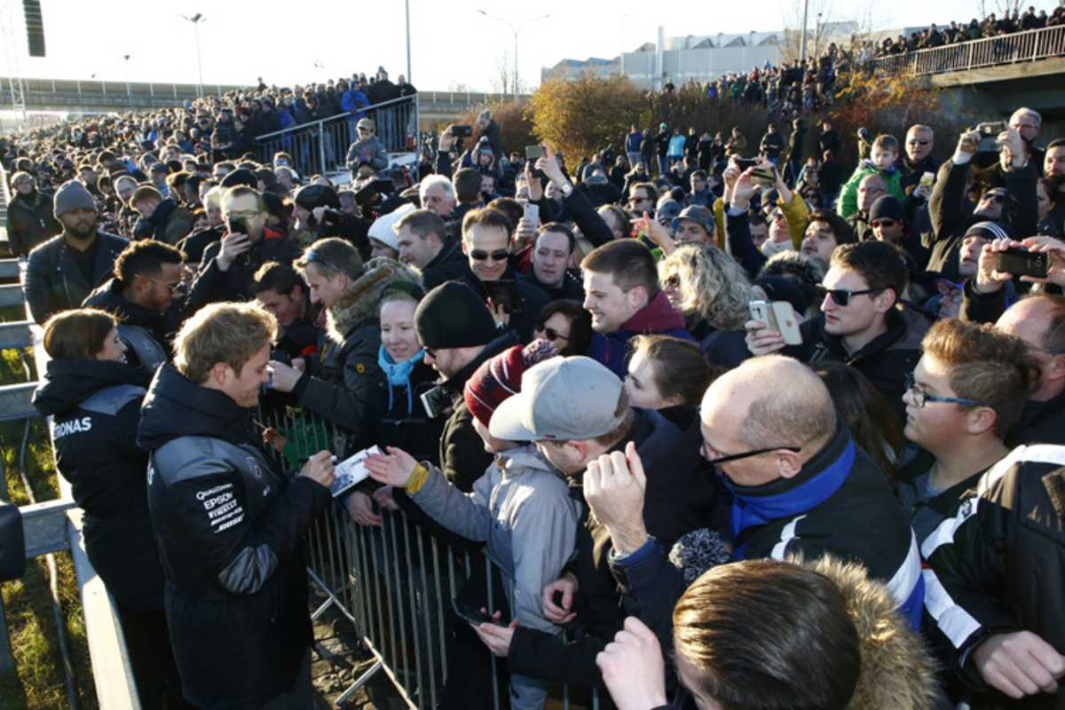 Nico Rosberg verteilte fleissig Autogramme