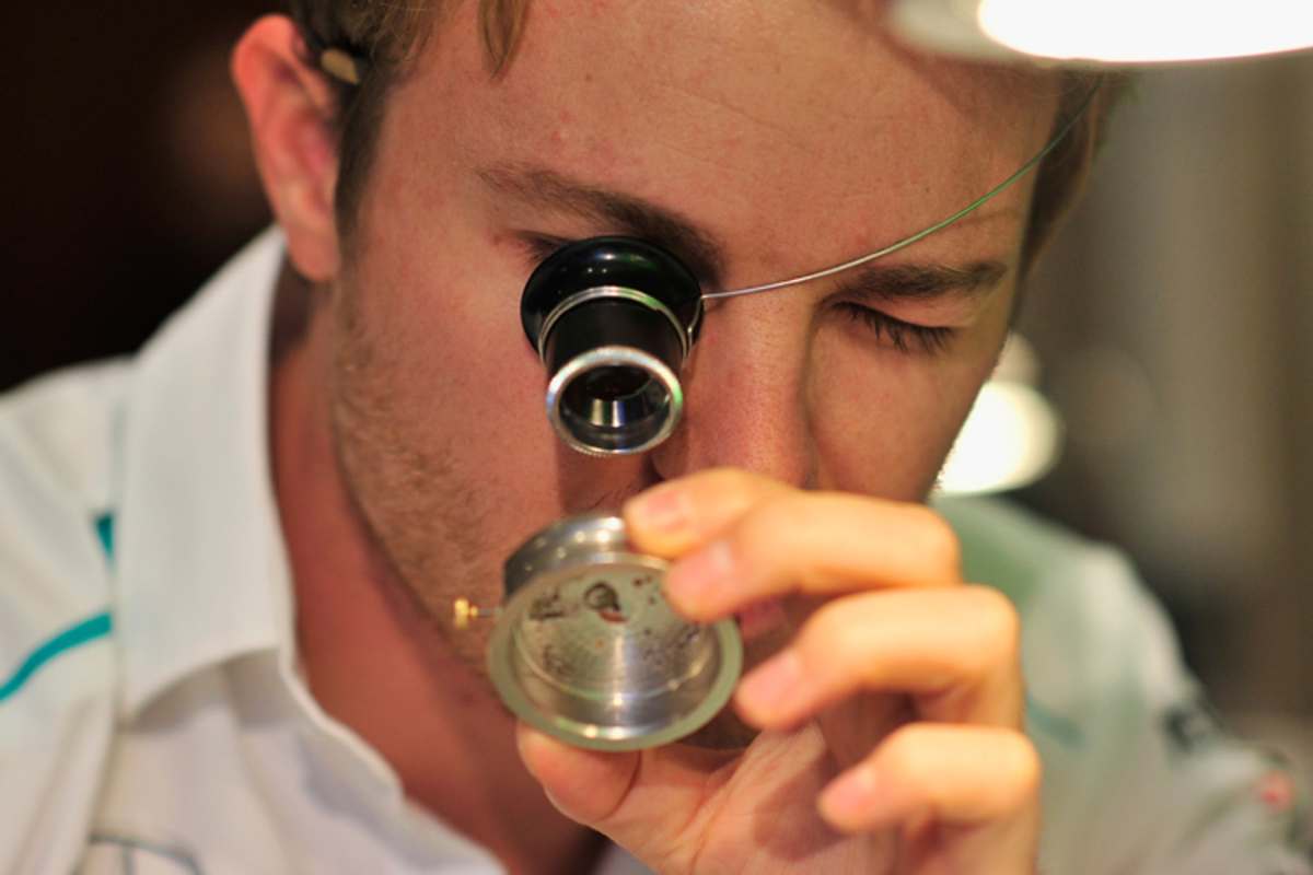 Nico Rosberg erkundete das Herzstück einer Taschenuhr