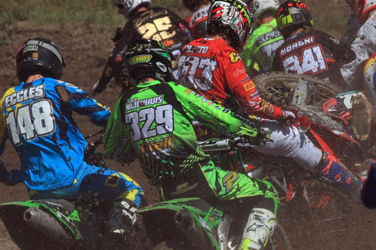 Direkt vor Luca Nijenhuis stürzen mehrere Fahrer