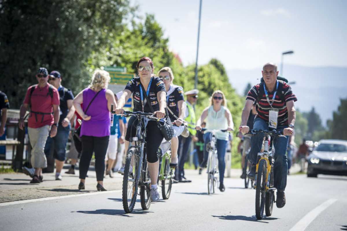 Wer es nicht allzu weit hat, kann sich aufm Radl zum Red Bull Ring begeben