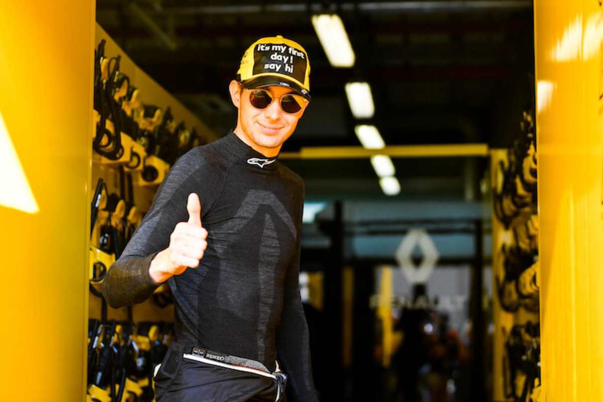 Esteban Ocon mit besonderer Kappe