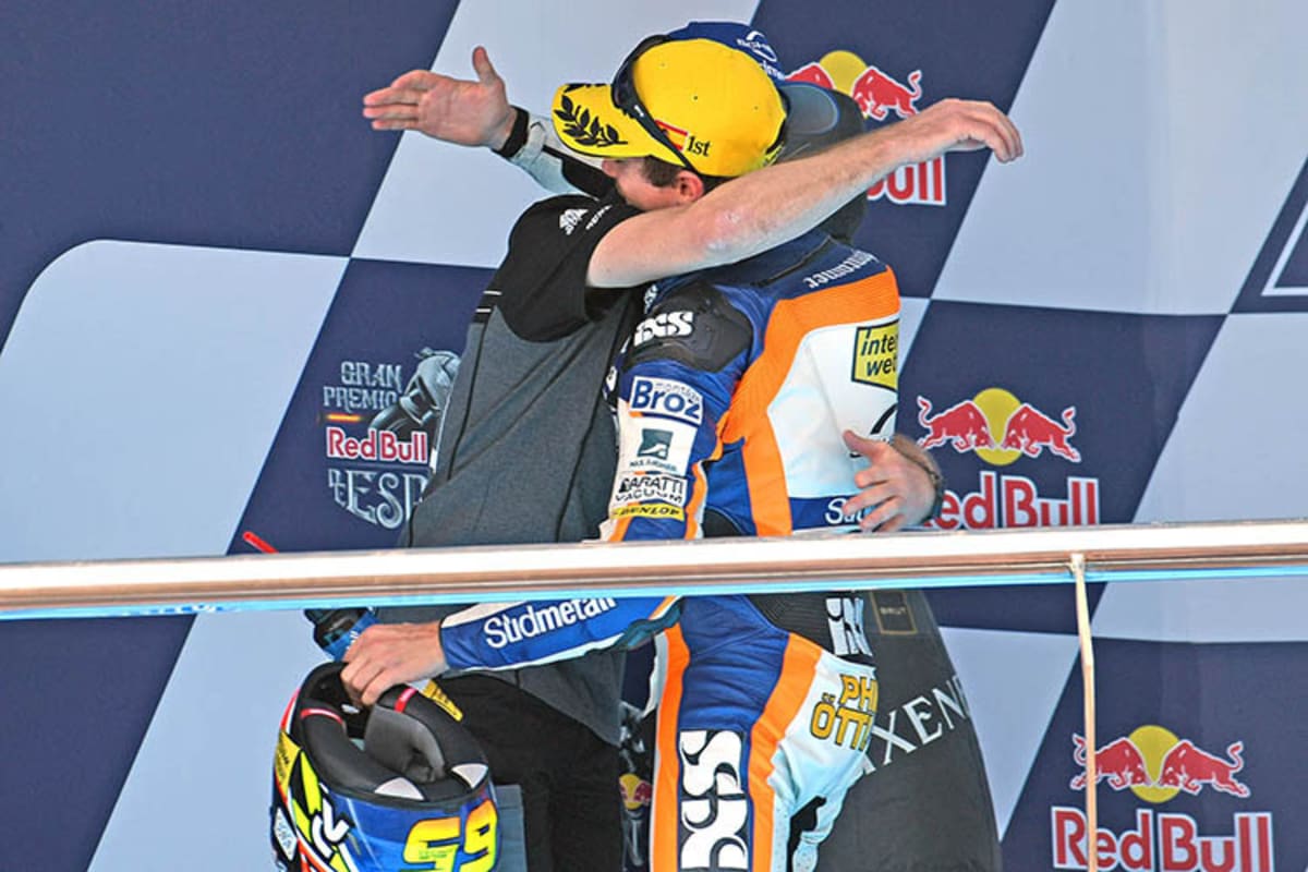 Jerez-GP 2018: Peter Öttl umarmt seinen Sohn Philipp