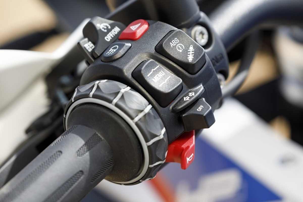 Die Zeiten, als man mit der linken Lenkerarmatur Scheinwerfer und Hupe bediente (wie an der R 75/5) sind längst vorbei