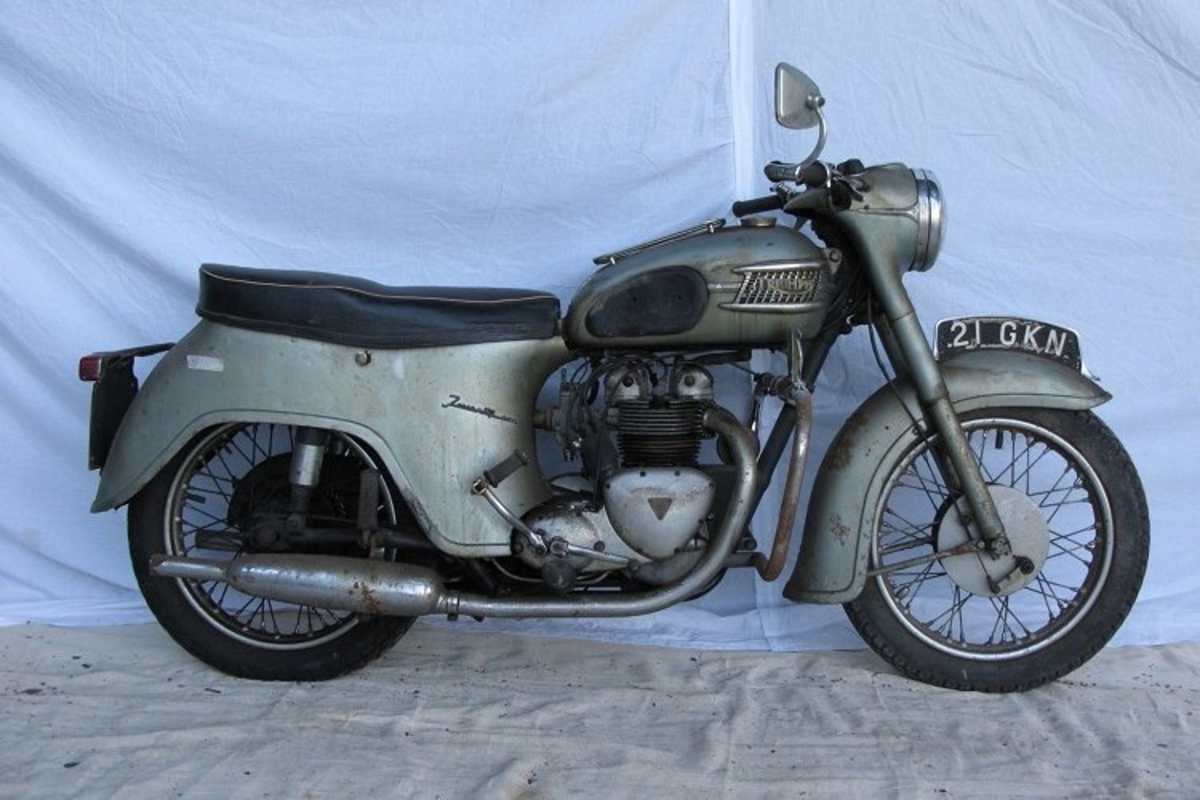 Einst das Superbike der englischen Rocker, dann als verschmähte Ölsardine in den Schuppen gestellt und vergessen, heute wieder heiss begehrt: Triumph 3TA von 1959
