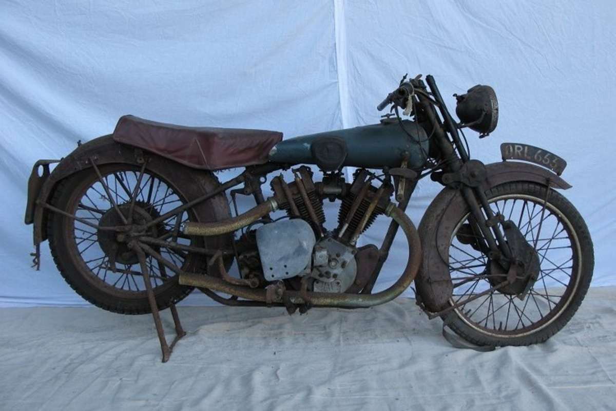 Kaum zu glauben, dass es so was noch gibt: Brough Superior von 1927, mit dem aufwändigen Jap-V2, im unrestaurierten Fundzustand