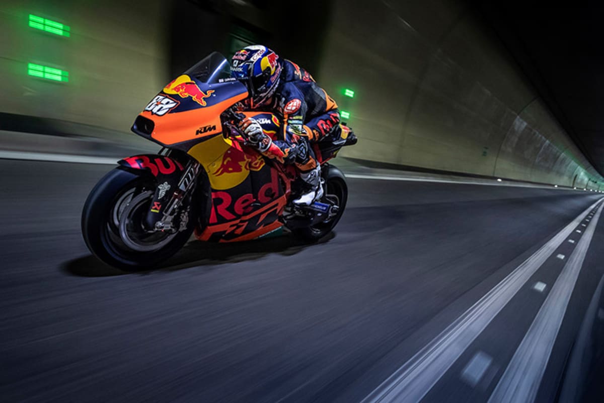 Miguel Oliveira mit seiner MotoGP-Maschine RC16 im Tunnel