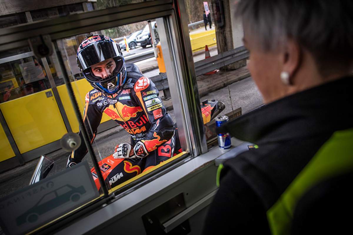 Miguel Oliveira bei der Zahlstelle: Leider kein Geld dabei