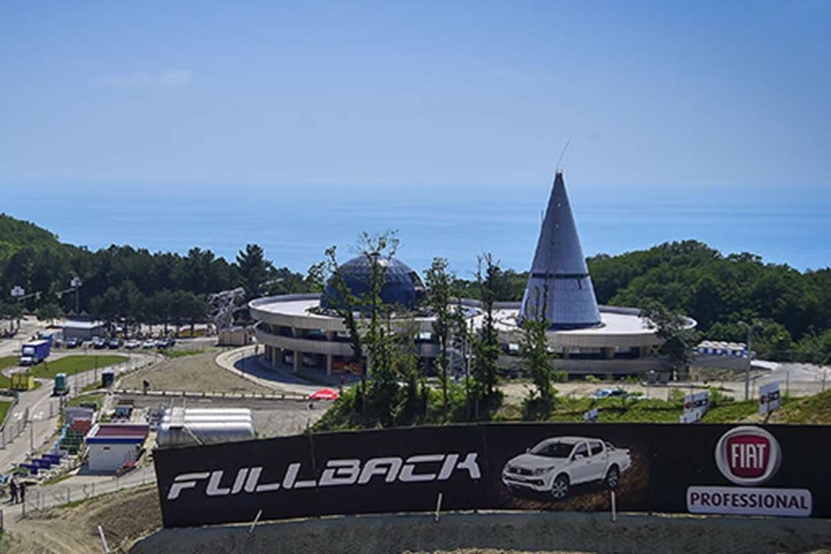 In dieser Halle ist das Fahrerlager untergebracht
