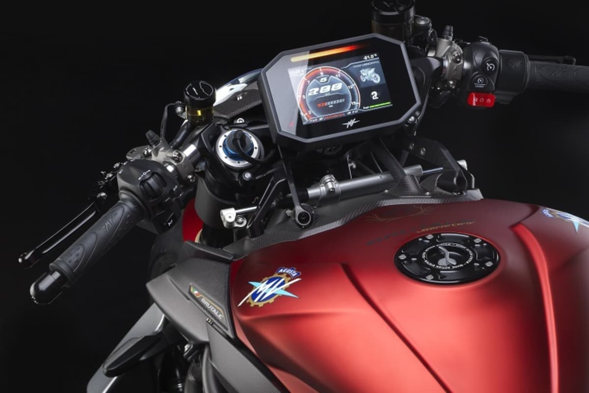 TFT-Display und Stummellenker für die angebrachte sportliche Sitzhaltung