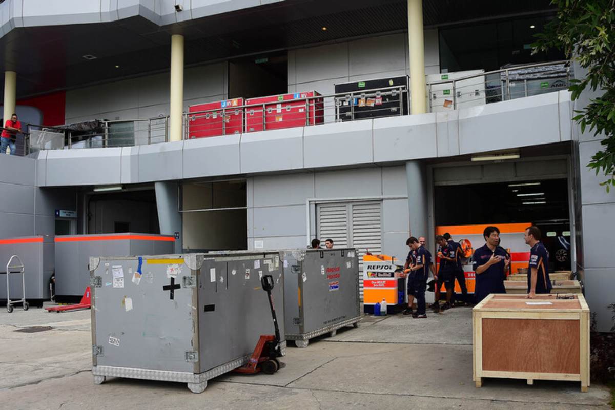 Malaysia 2016: Die Frachtkisten sind längst eingetroffen