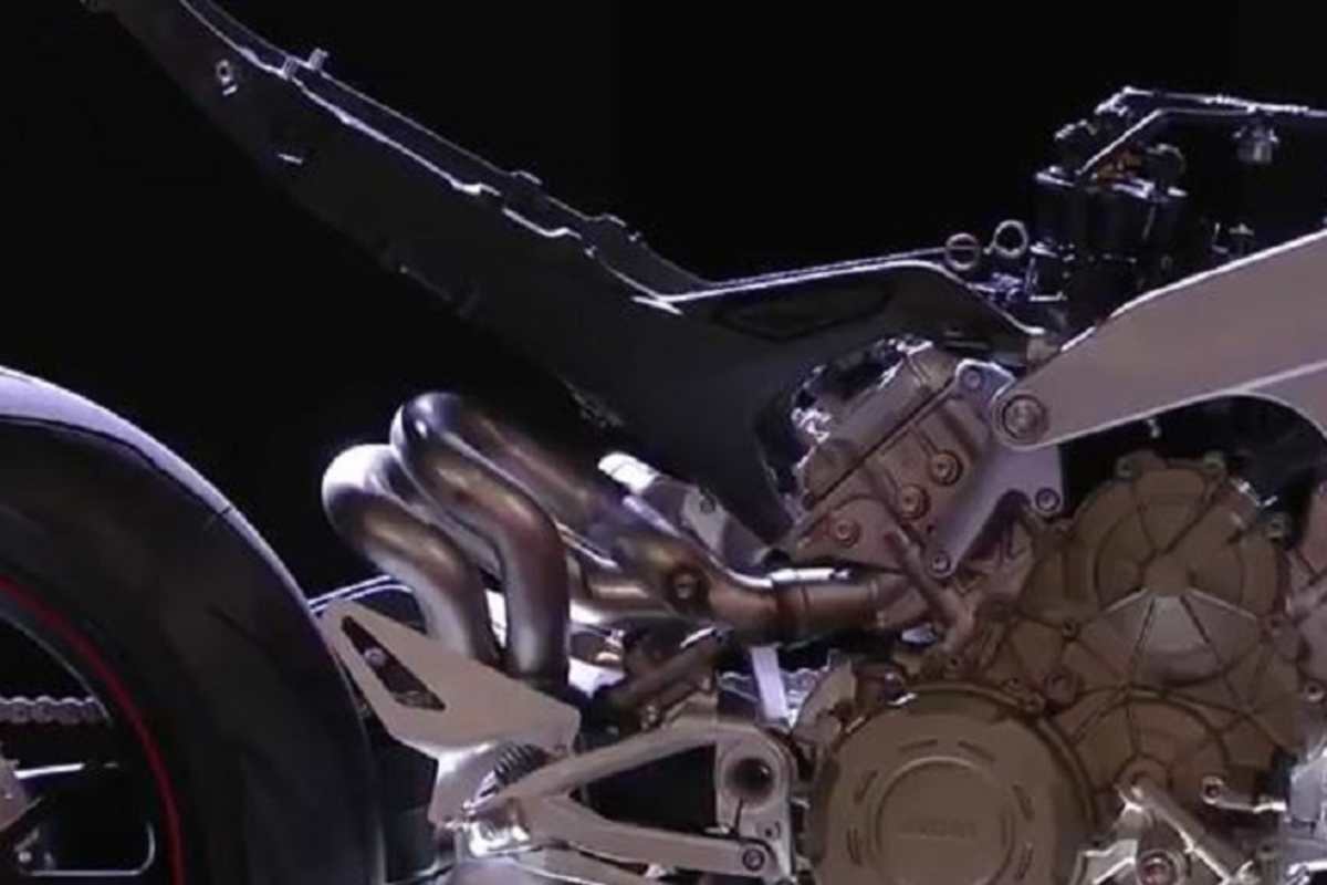 Die Führung der Auspuffkrümmer ist eine Metallskulptur