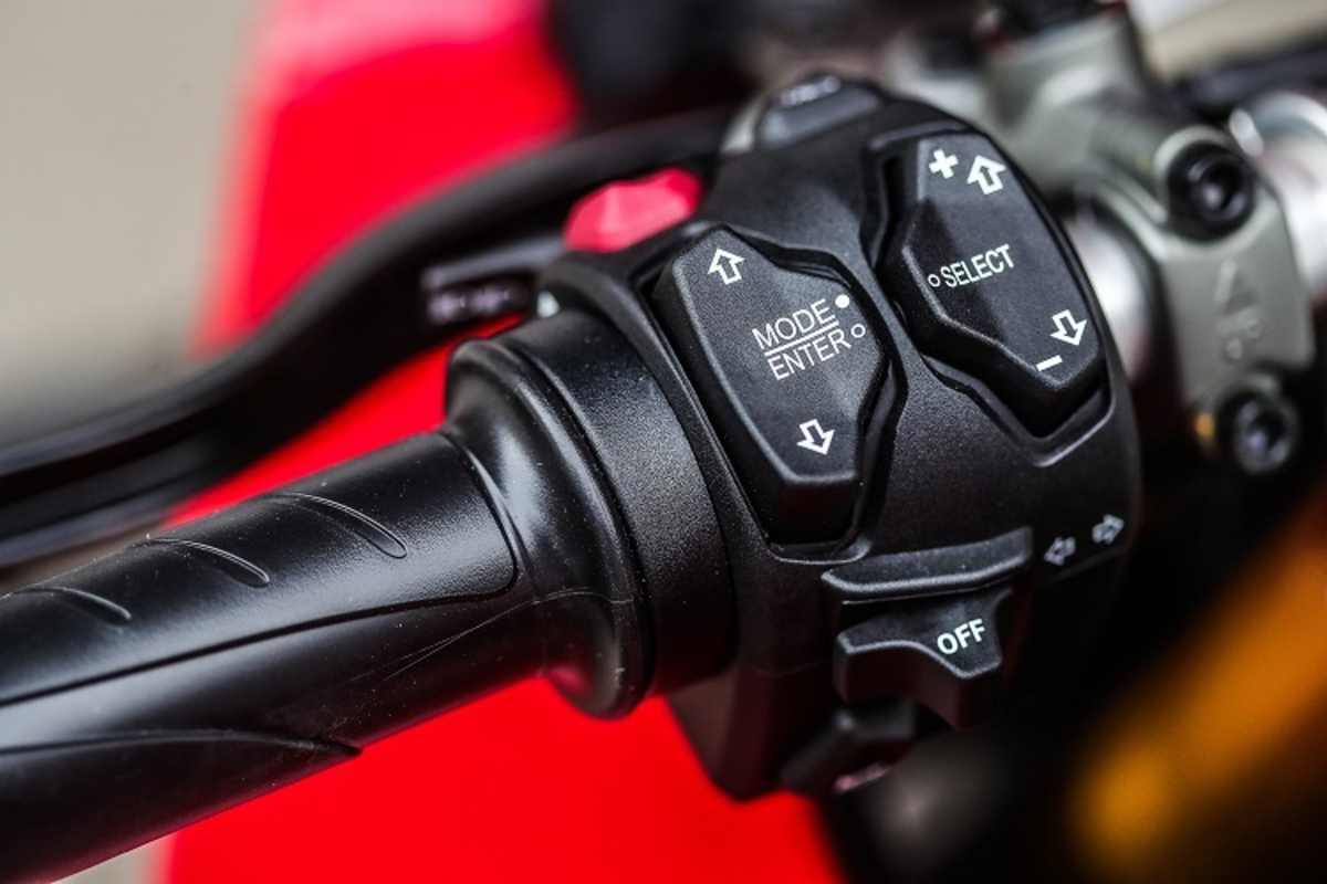 Die Zeiten, in denen ein Rennmotorrad links nur den Kupplungshebel hatte, sind schon länger vorbei