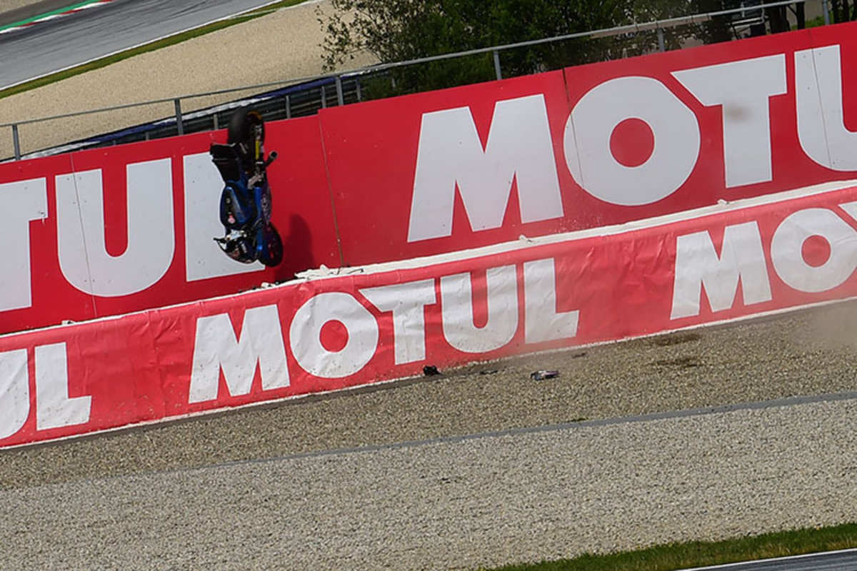 Seine Bike flog über den Reifenstapel