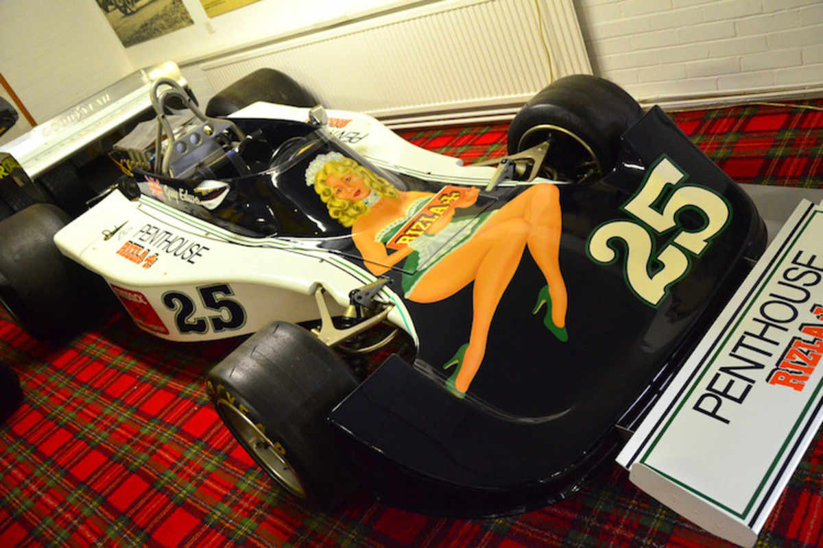 Der 1976er Hesketh mit Penthouse-Werbung steht im Donington-Museum