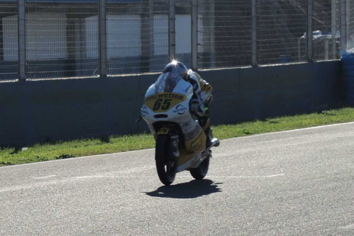 Erste Ausfahrt: Philipp Öttl pfeilt über die Start-Zielgerade in Jerez