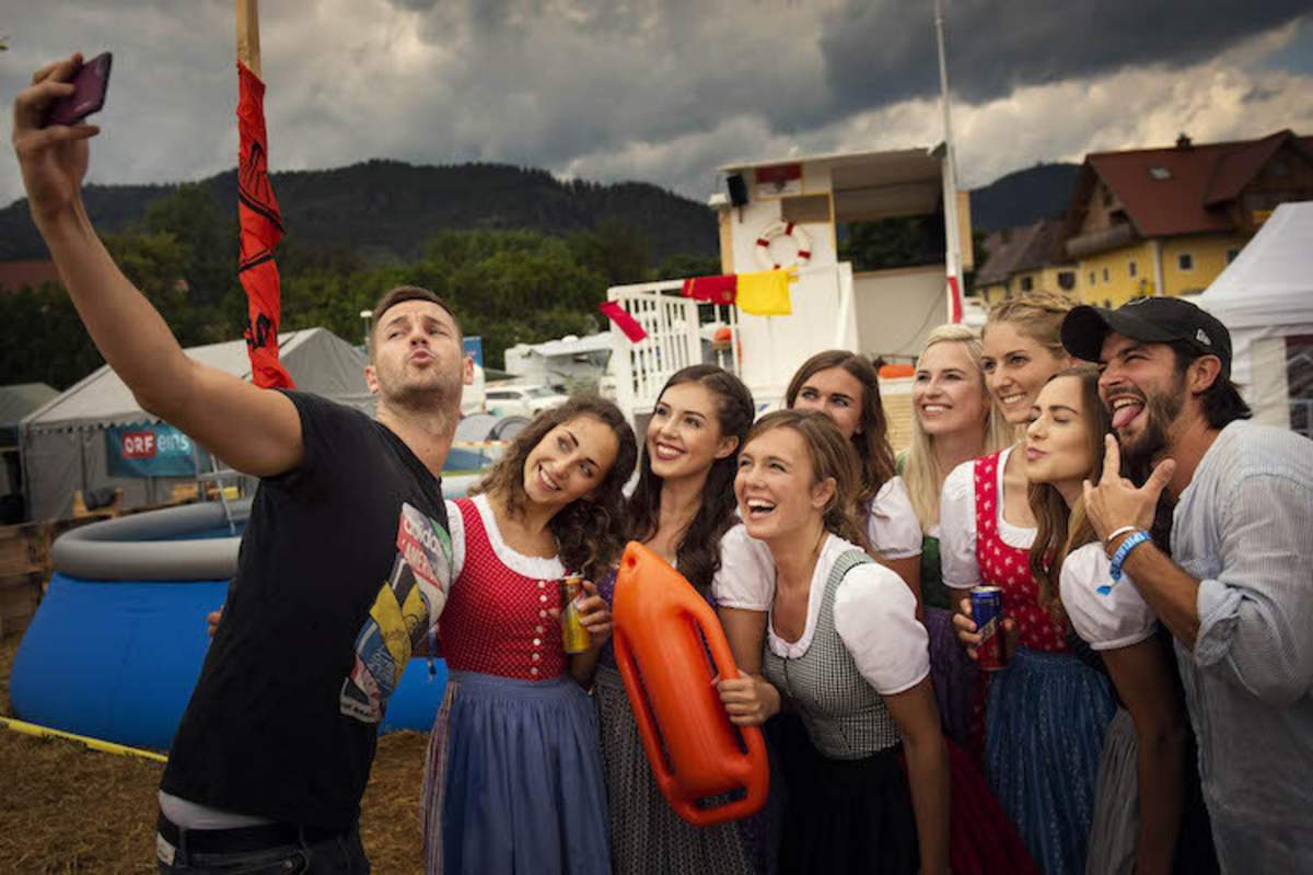 Pizzera & Jaus hatten auch neben der Bühne viel Spass