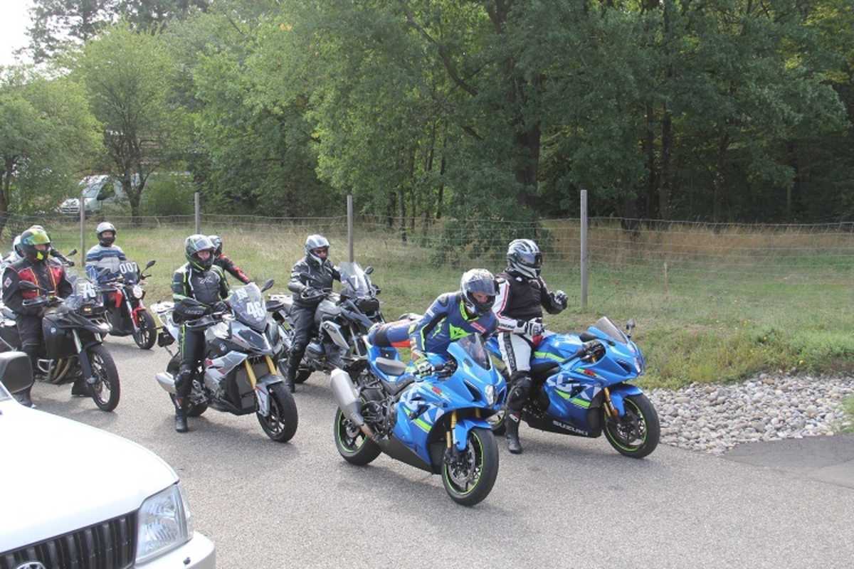 Der Instruktor schwingt sich aufs Motorrad - gleich gehts los mit Discover the Bike