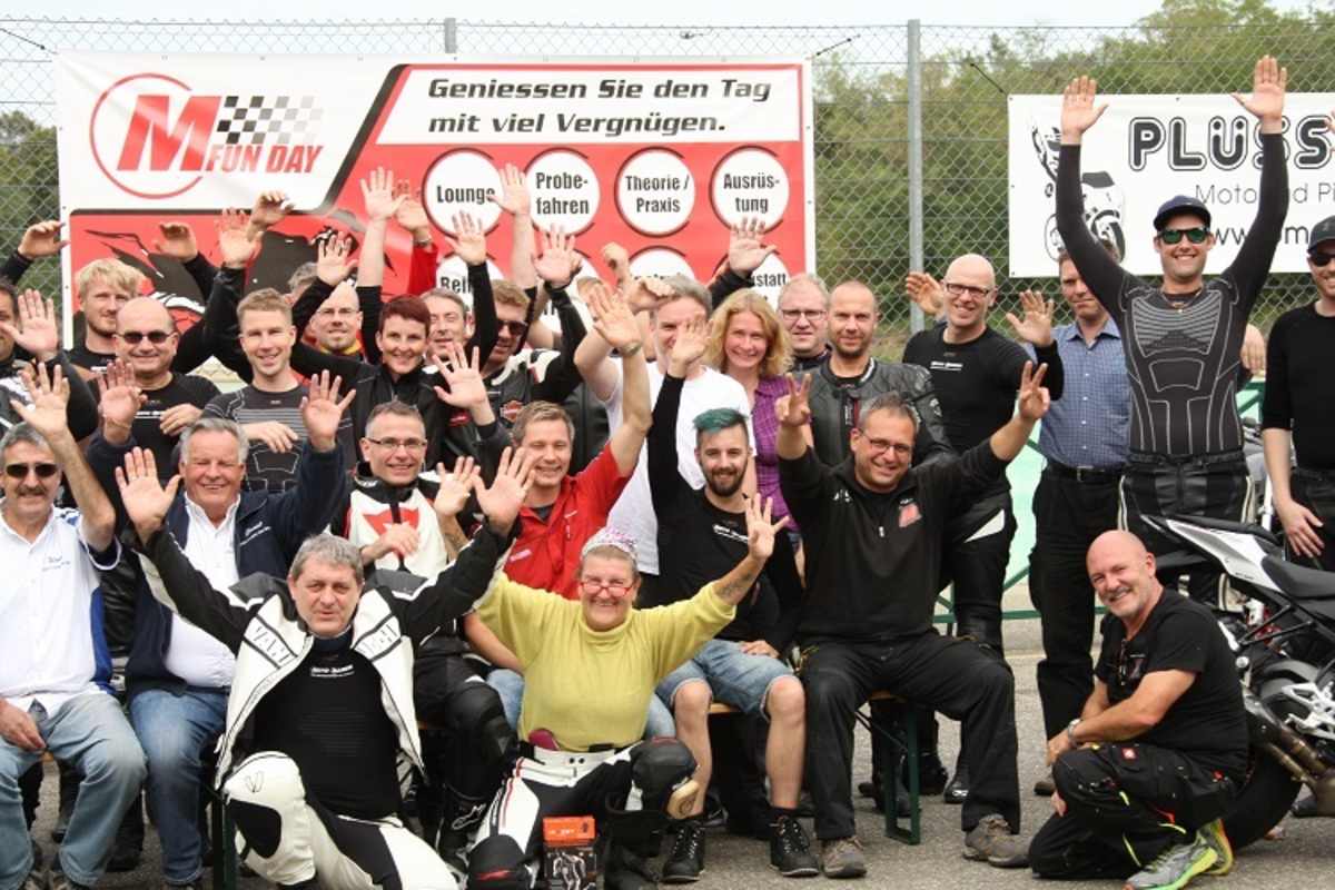 Jubelstimmung nach einem sinnvoll verbrachten Tag auf dem Anneau du Rhin im Elsass