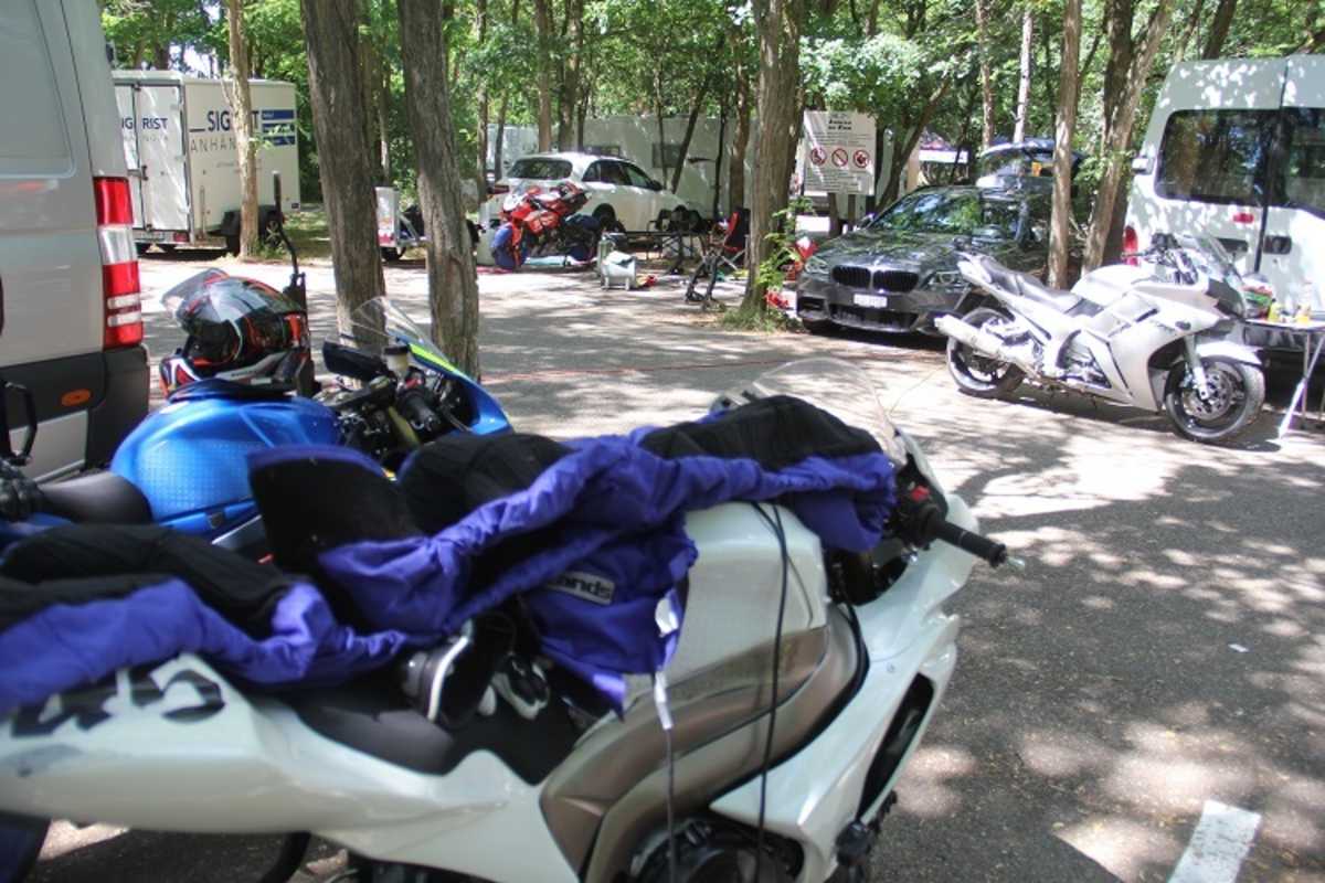 Wer kein klimatisierten Wohnmobil dabei hat, schlägt sein Camp im schattigen Wäldchen auf