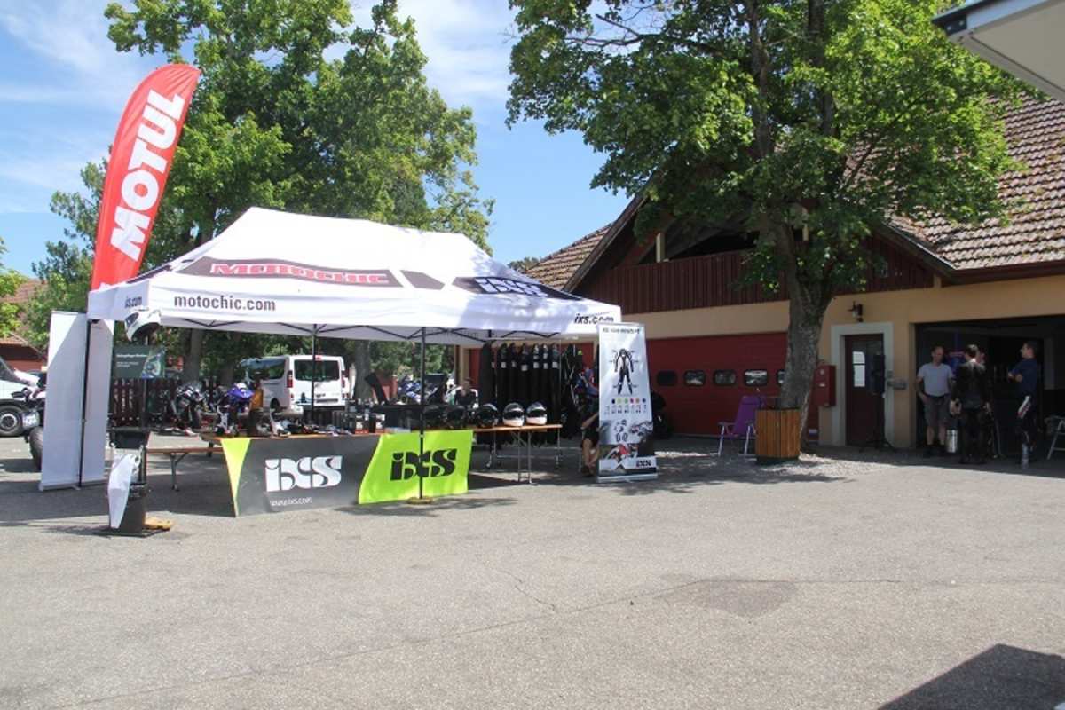 Zwischendurch das neueste Zubehör und die neueste Bekleidung anschauen: Infostand von iXS und Motochic