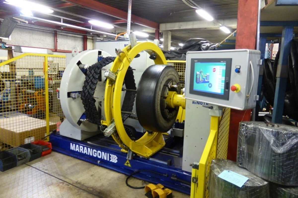 Arbeitsschritte beim Neugummieren: Das Profil der Karkasse ist weggefräst, die neue Lauffläche ist bereit