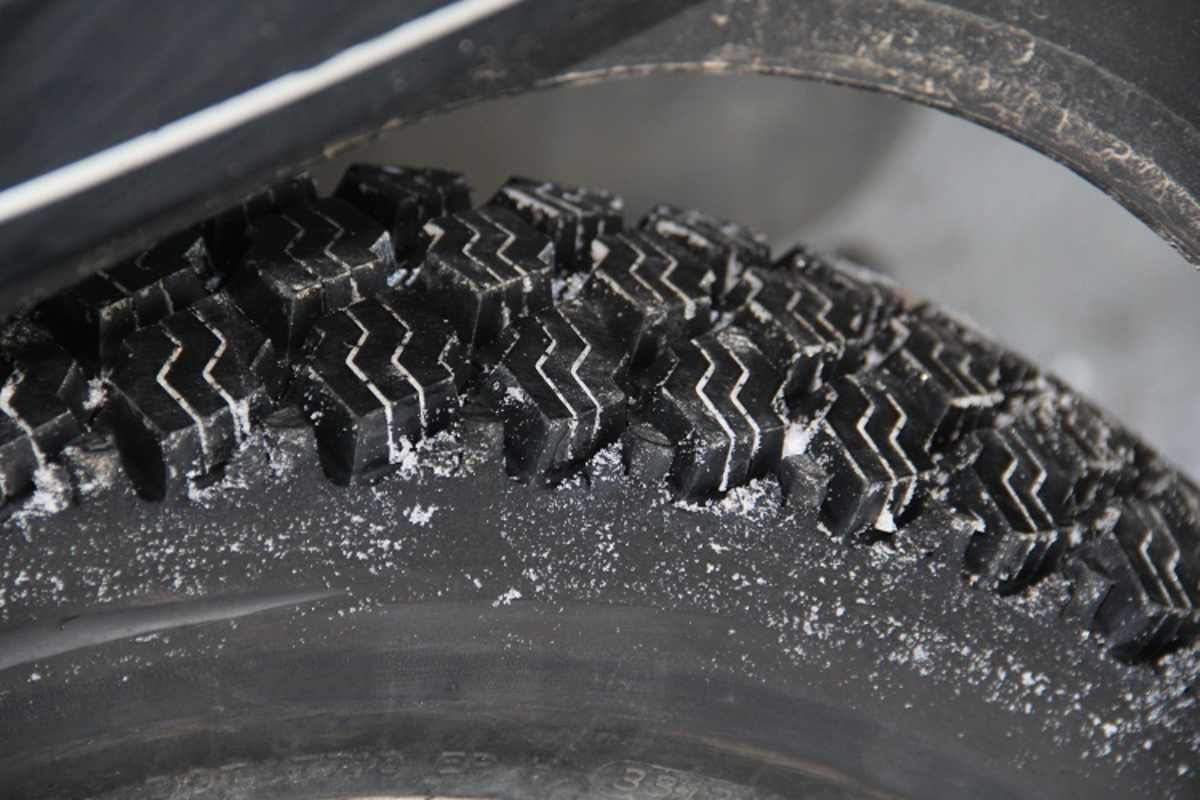 Die zahlreichen Lamellen im Kombination mit der grossen Profiltiefe sorgen für kontrollierbares Fahrverhalten auf Schnee und Eis  