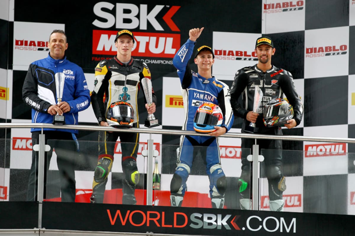 Buchner und Gradinger zusammen auf dem Podest, Schouten in der Mitte