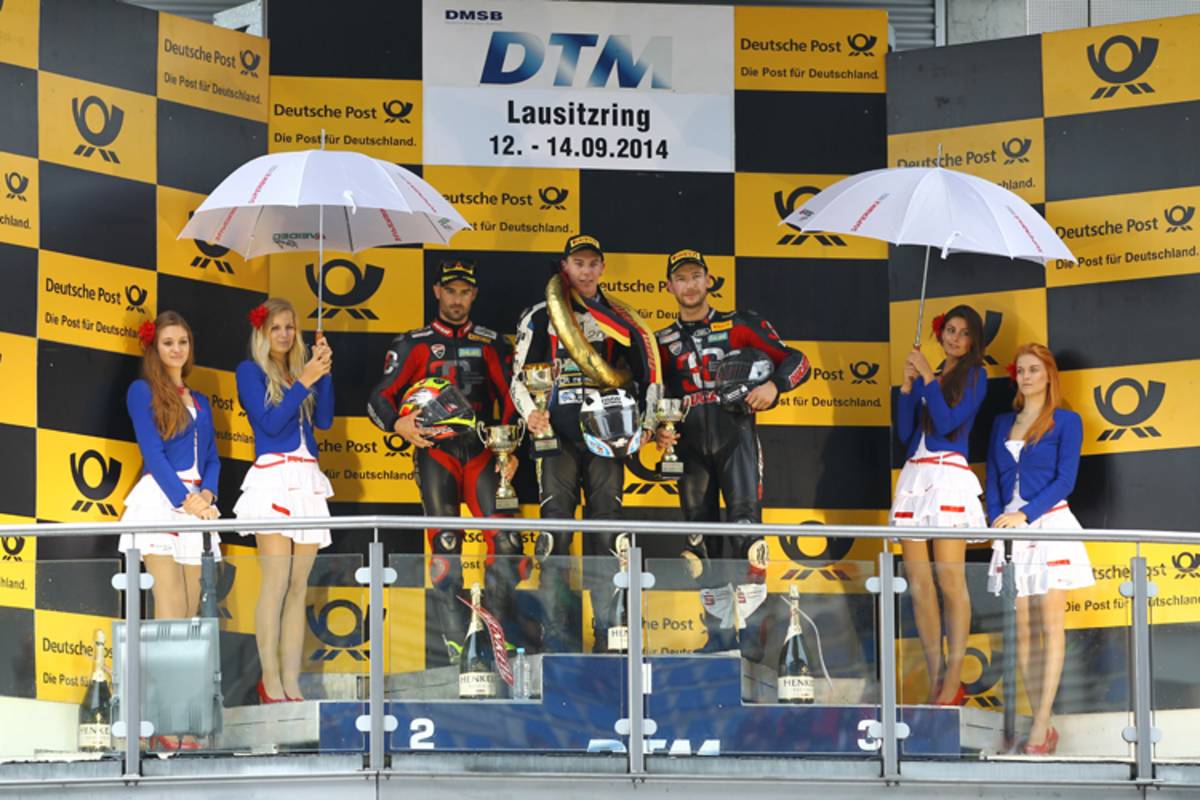 Reiterberger (Mi.) flankiert von Forés und Reiterberger