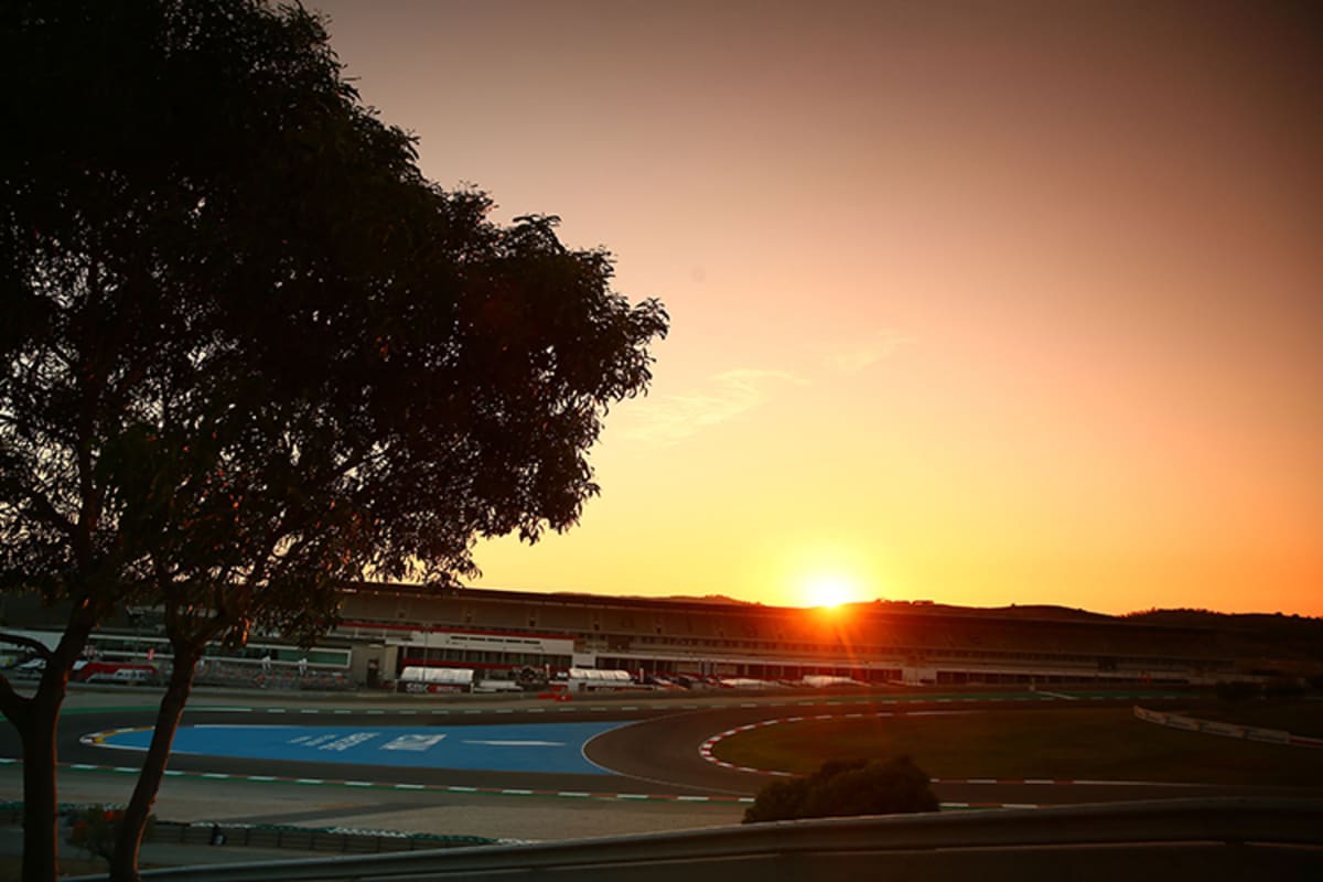 Die Rennstrecke in Portimao bei Sonnenuntergang