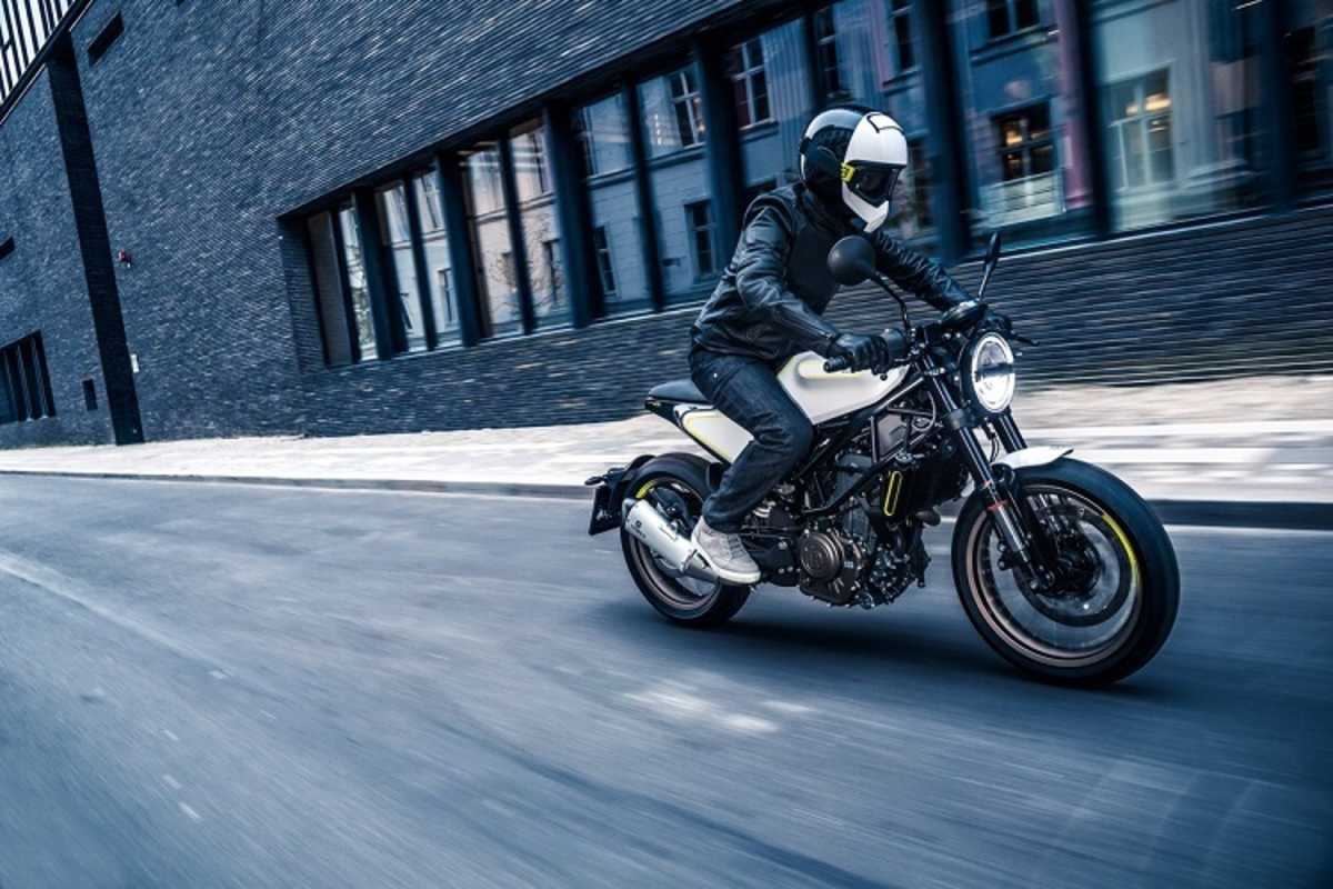 Im Vergleich mit der 390 Duke von KTM ist die Husqvarna Vitpilen 401 ein attraktives Angebot 