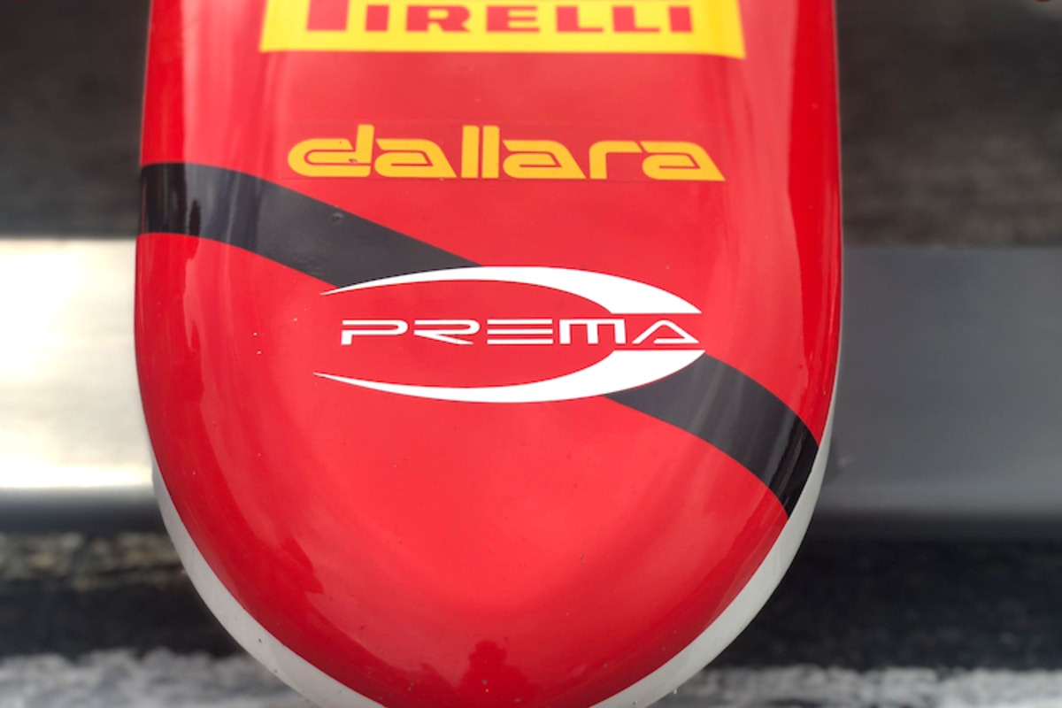 Prema fuhr mit Trauerflor