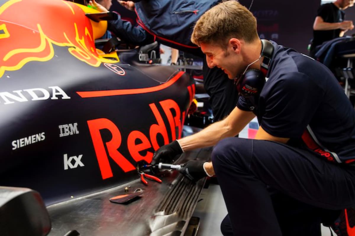 Izzo entnimmt eine Probe