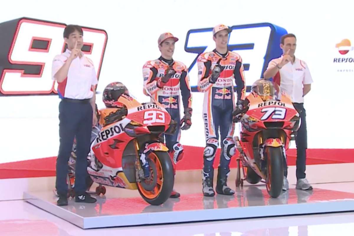 HRC-Manager Kuwata, Marc und Alex Márquez mit Teammanager Puig