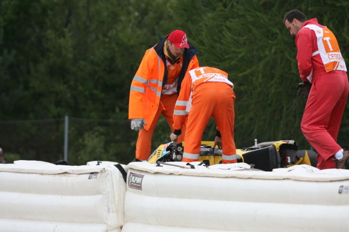 Die Streckenposten holten die Interwetten-Suter wieder von der Streckenmauer