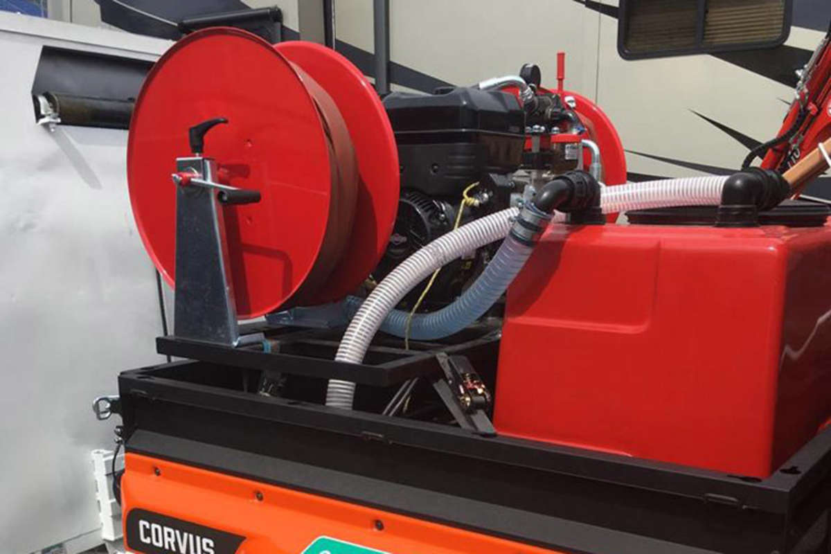 Mit den Seilwinden werden die Bikes in den Anhänger befördert