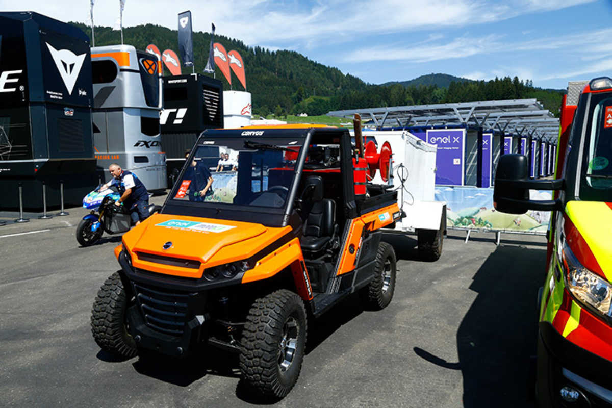 Quad mit Seilwinde und Anhänger in Spielberg