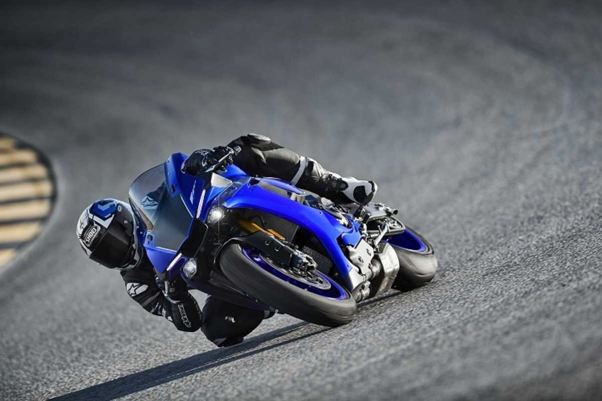Es kann nur eine Farbe geben: Die Yamaha YZF-R1 (ohne M) bekam ebenfalls etliche Modifikationen und ist neu in königsblau zu haben