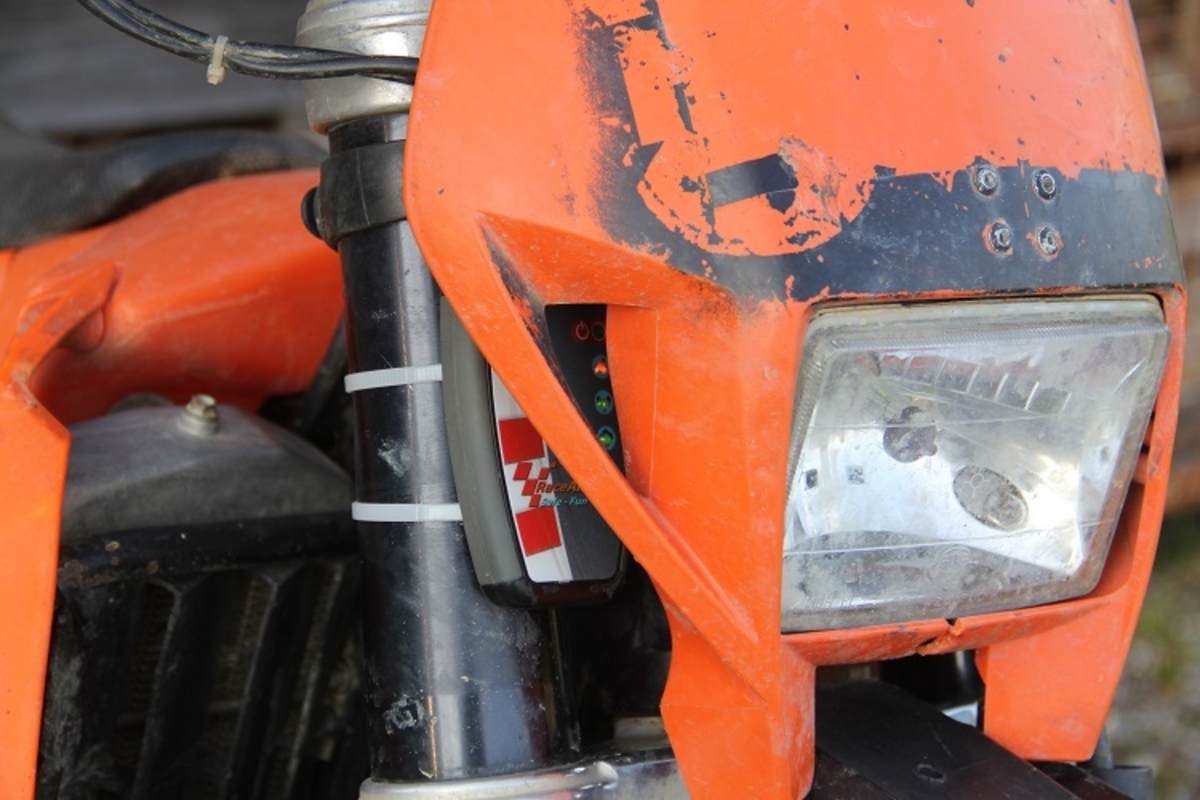 Race Analyse kann lageunabhängig am Motorrad befestigt werden - an der Enduro gut geschützt hinter der Lampenmaske