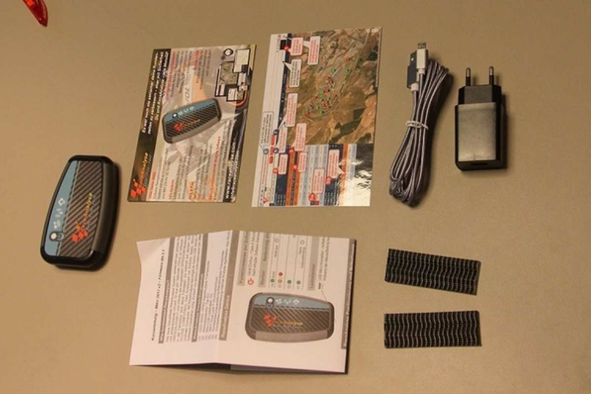 Lieferumfang: Race Analyse, Ladegerät mit Kabel, Anleitung mit Seriennummer