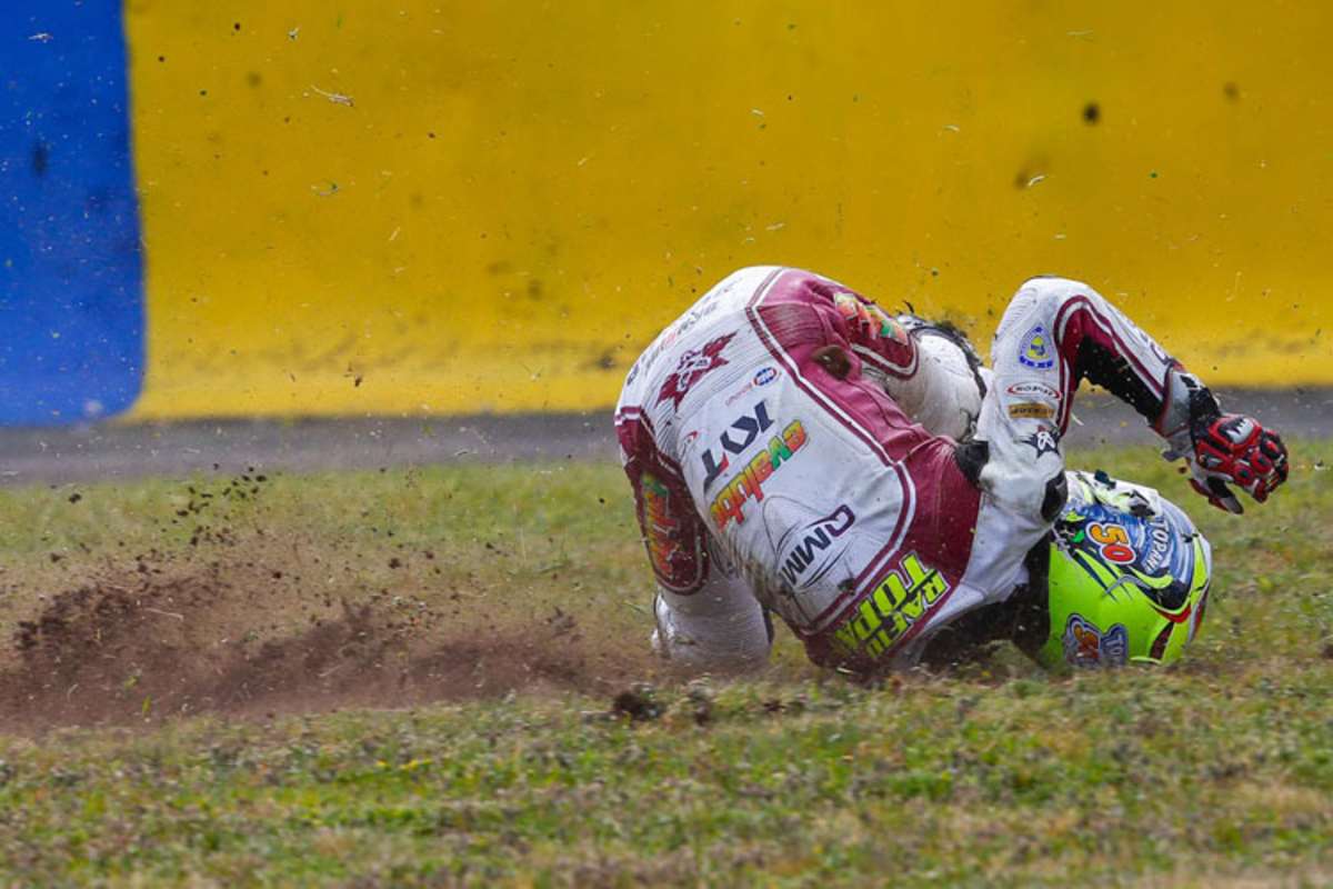 Oft überfordert: Einer von 26 Stürzen des Moto2-Piloten Rafid Topan Sucipto