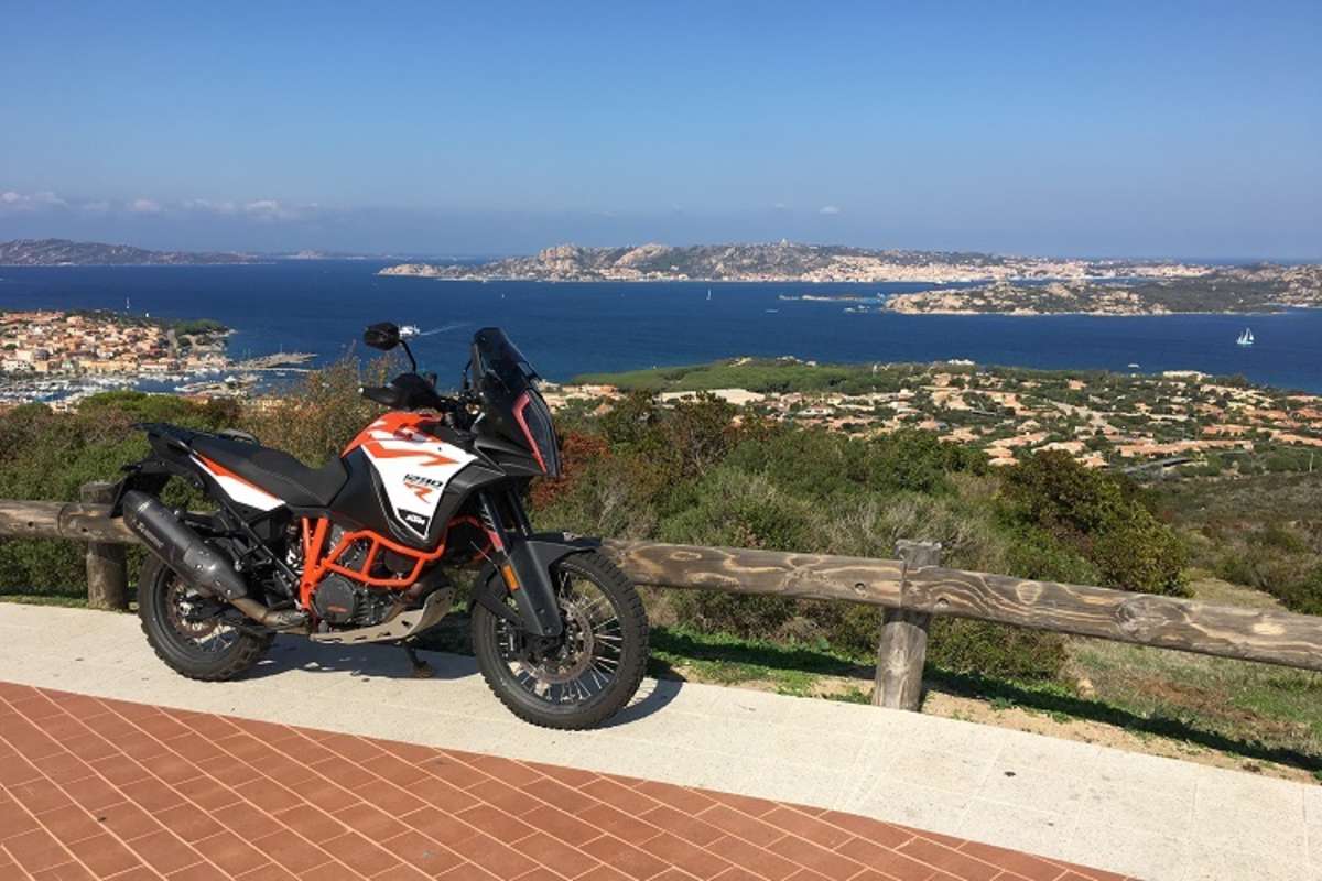 Auf Sardinien meist im Blick: Das tiefblaue Meer und damit Urlaubstimmung
