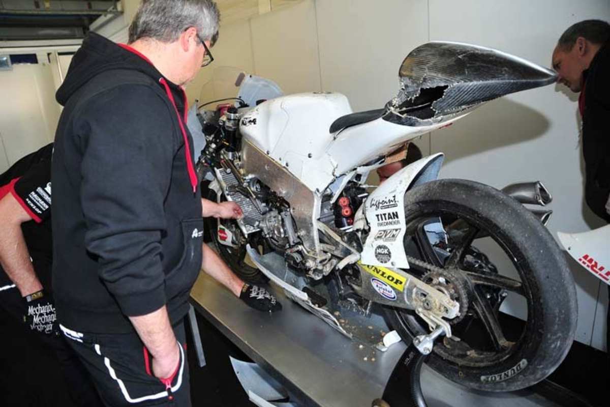 Technikchef Jochen Kiefer mit der Bestandesaufnahme nach dem Crash