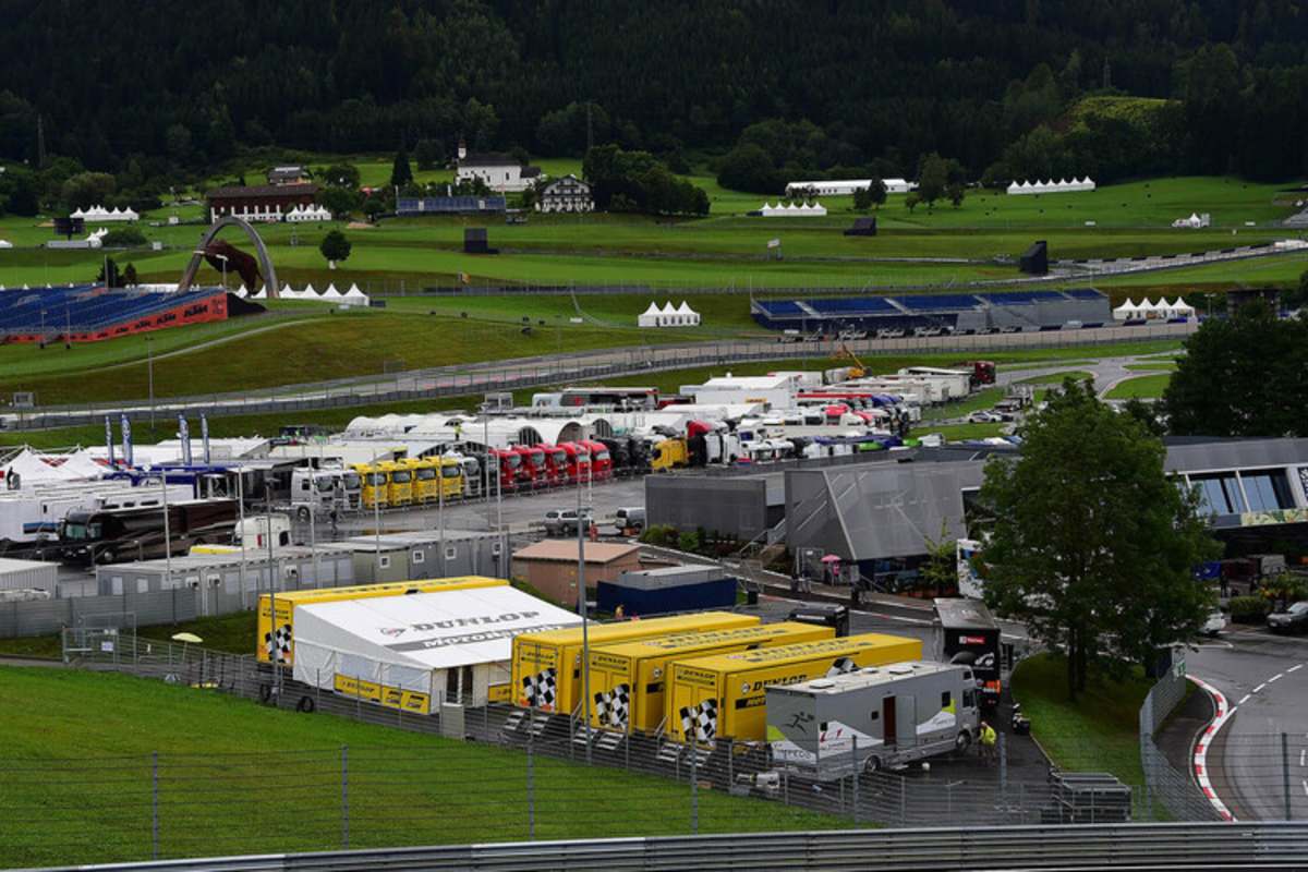 Die Trucks der Teams sind alle geparkt, die GP-Maschinen sind vorbereitet