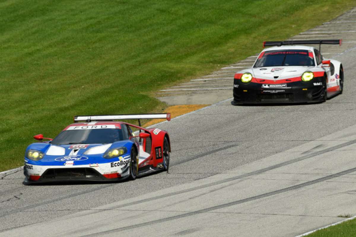 Ford GT (li.) siegt in der GTLM-Klasse vor dem Porsche 911 RSR