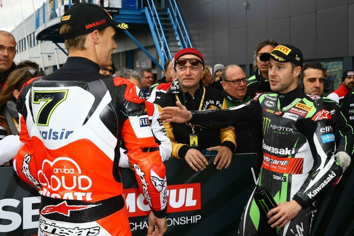 In Assen hatten Jonathan Rea (re.) und Chaz Davies (li.) einigen Diskussionsbedarf