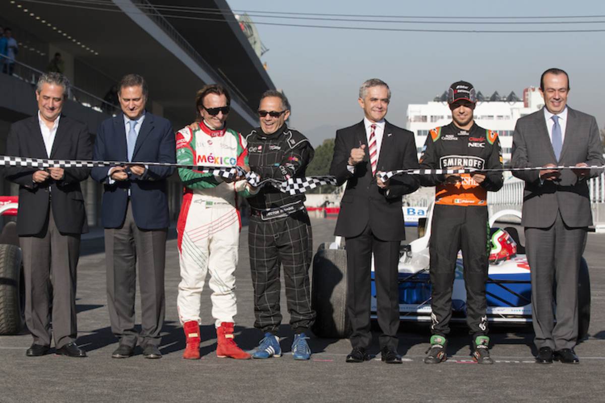 2015 bei der Einweihung der renovierten Mexiko-Rennstrecke (Rebaque in der MItte, im schwarzen Overall)
