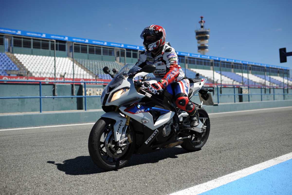 Los ging es mit der Serienversion der BMW S1000RR