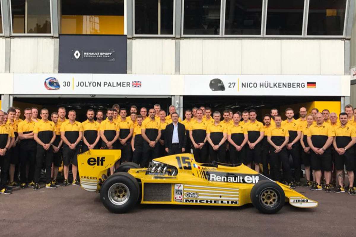 Die Renault-Mechaniker mit dem GP-Veteranen